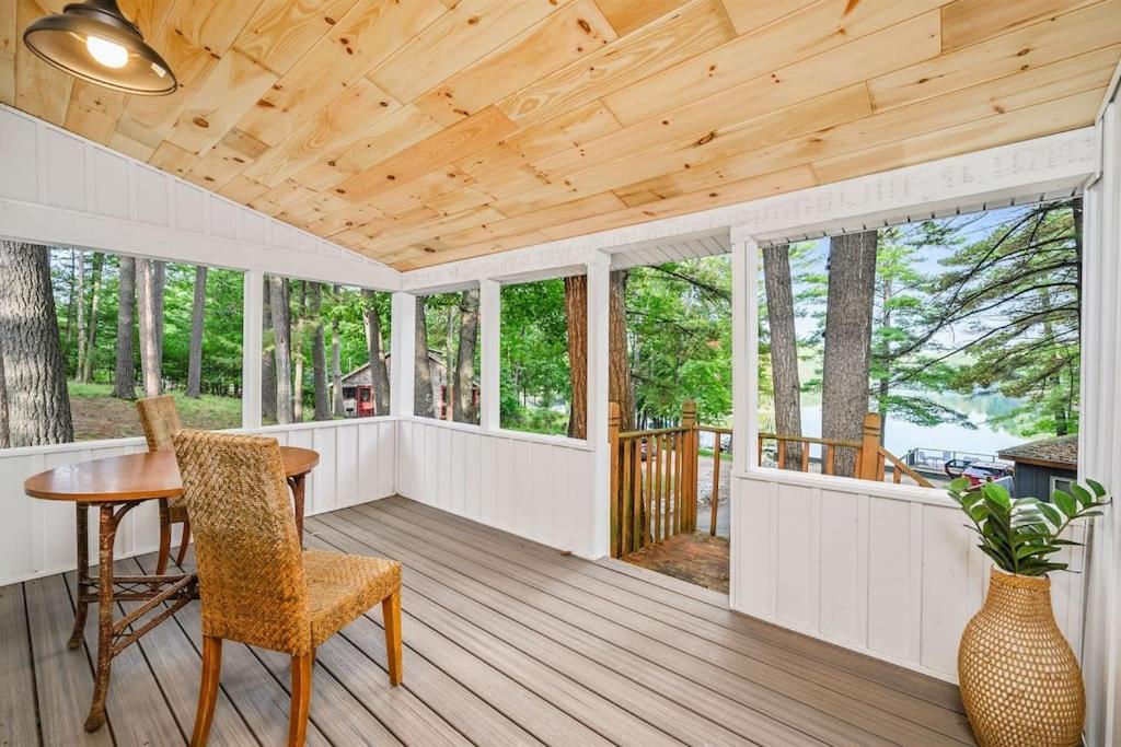 Arbutus Lake 3 Bedroom Cottage Traverse City Exterior photo